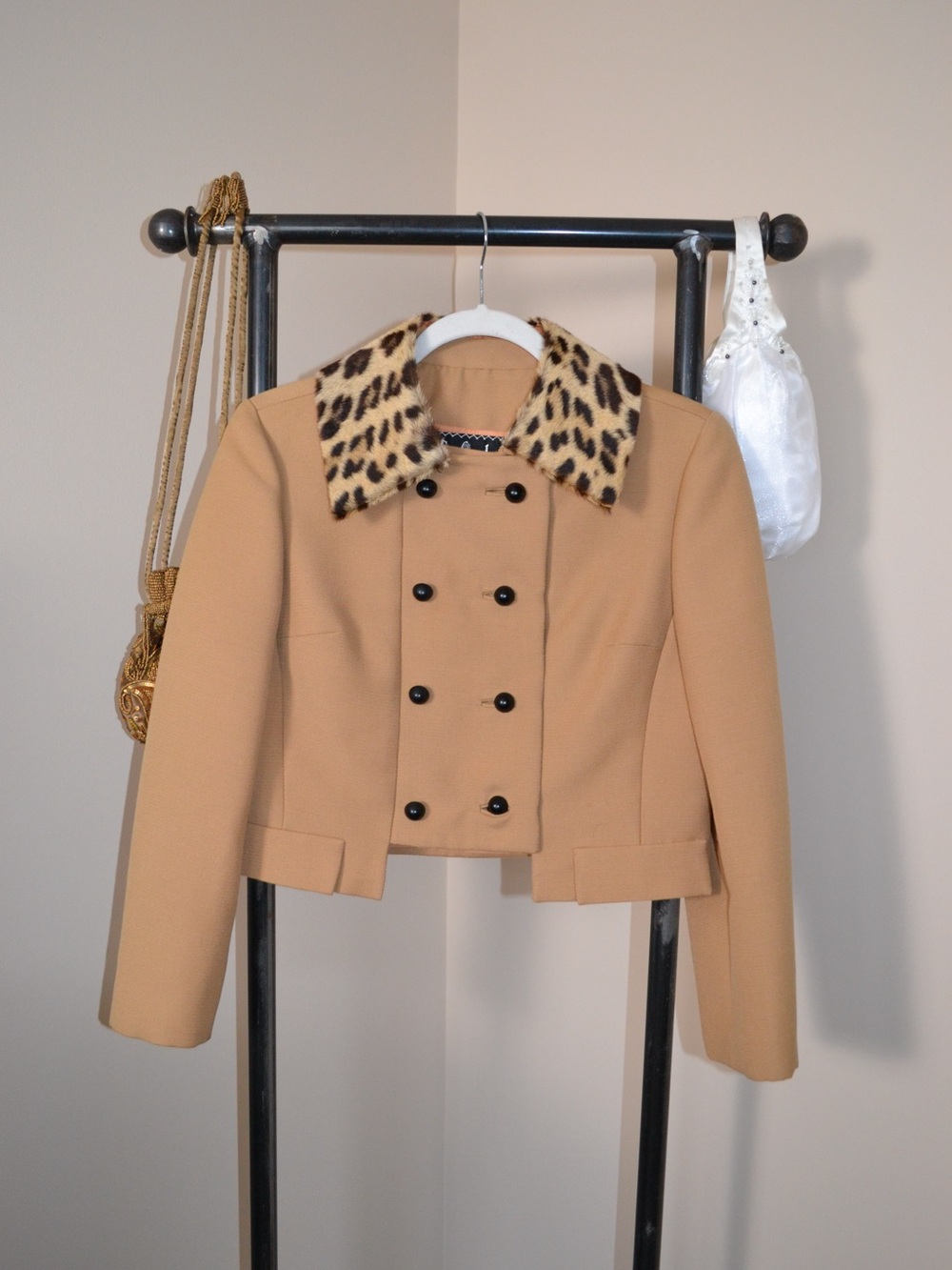 Women's Camel Cropped Double-Breasted Coat with Leopard Collar